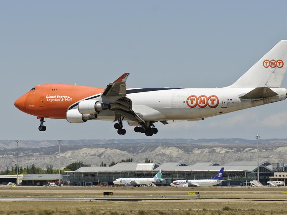 Avión aterrizando en el Aeropuerto de Zaragoza