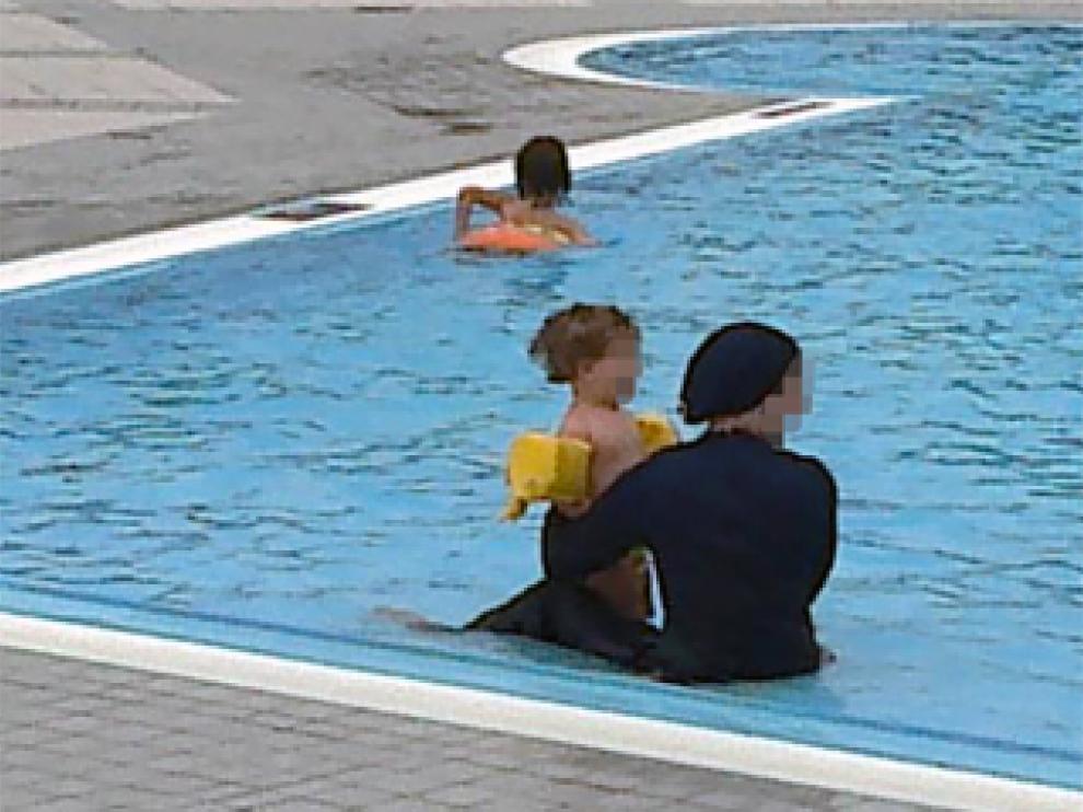 Con CalzoncillosPero Prohibido 'burkini' Bañarse La Sí Piscina En 354jAqLR