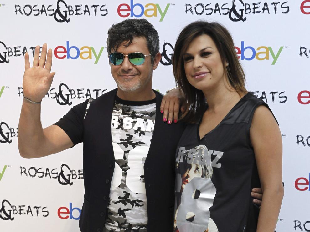 Alejandro Sanz y su mujer