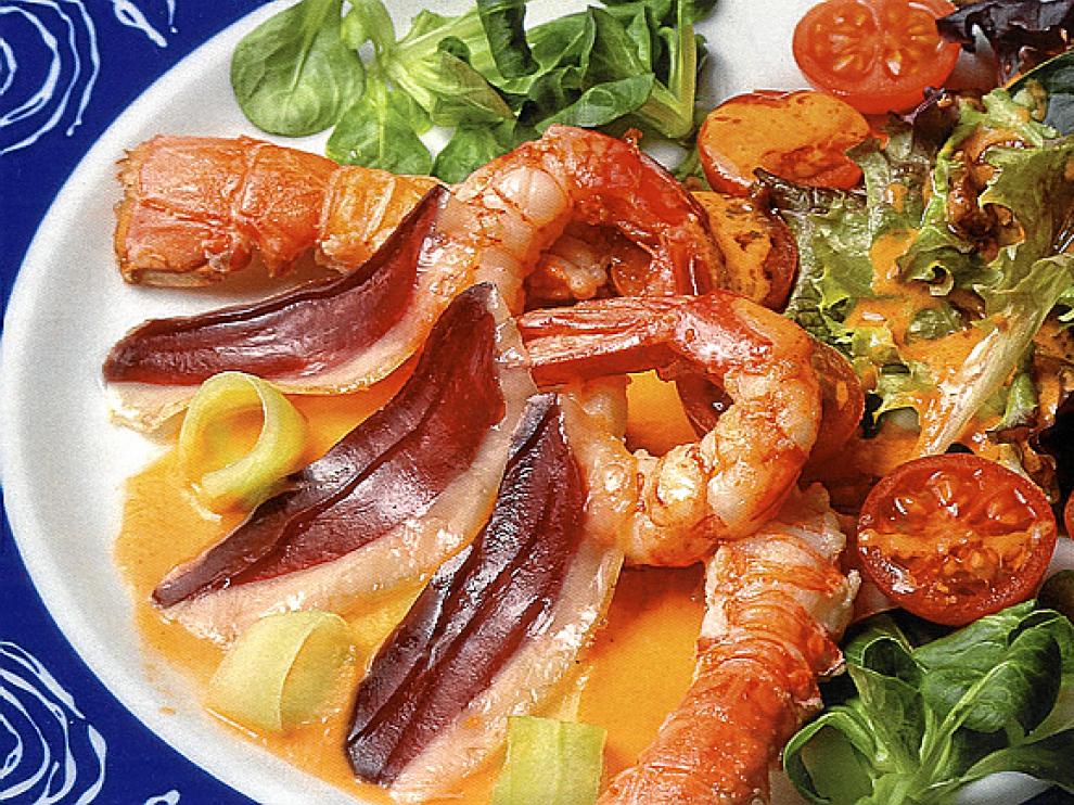 Receta de ensalada de gambas y cigalas con gazpacho de tomate