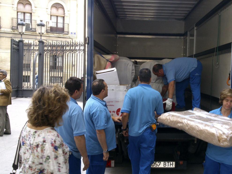 Varias operarios descargan en el Congreso diversos enseres para el acto de proclamación de Felipe VI.