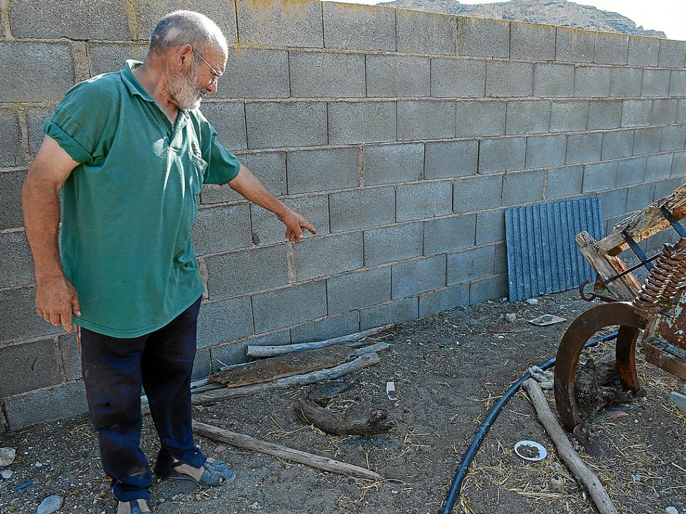 Teodoro muestra el lugar donde estaba depositado uno de los proyectiles.