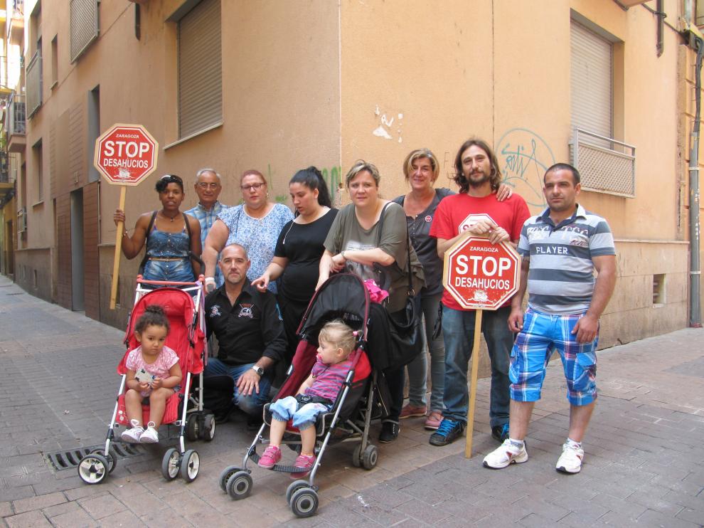 Vecinos del edificio y simpatizantes de Stop Desahucios