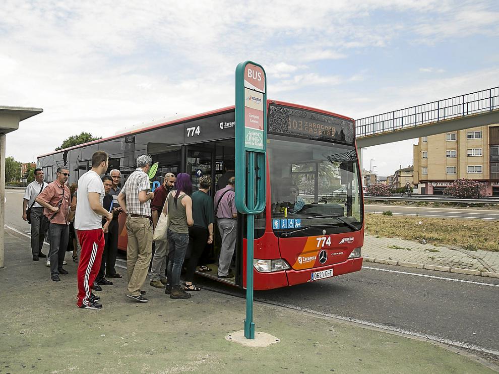 Un grupo de personas sube a uno de los autobuses de la línea Zaragoza-Utebo-Casetas.