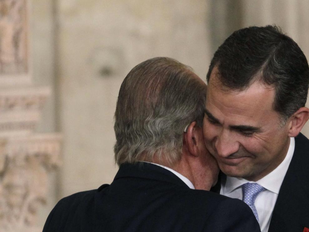 El rey Juan Carlos besa al Príncipe de Asturias.
