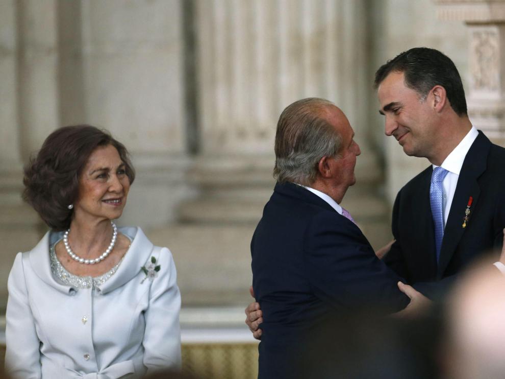 Abrazo entre Don Juan Carlos y Don Felipe tras la firma de la ley de abdicación