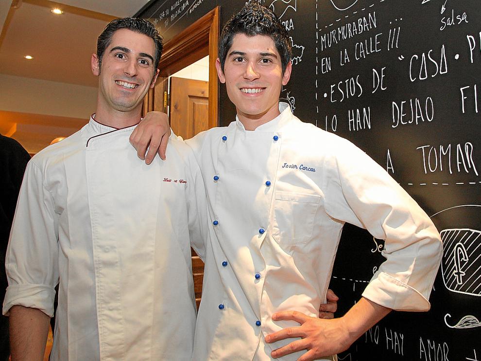 A la izquierda, los hermanos Luis Antonio y Javier Carcas Armingol. Arriba, la tapa ganadora, 'Atún marino'.