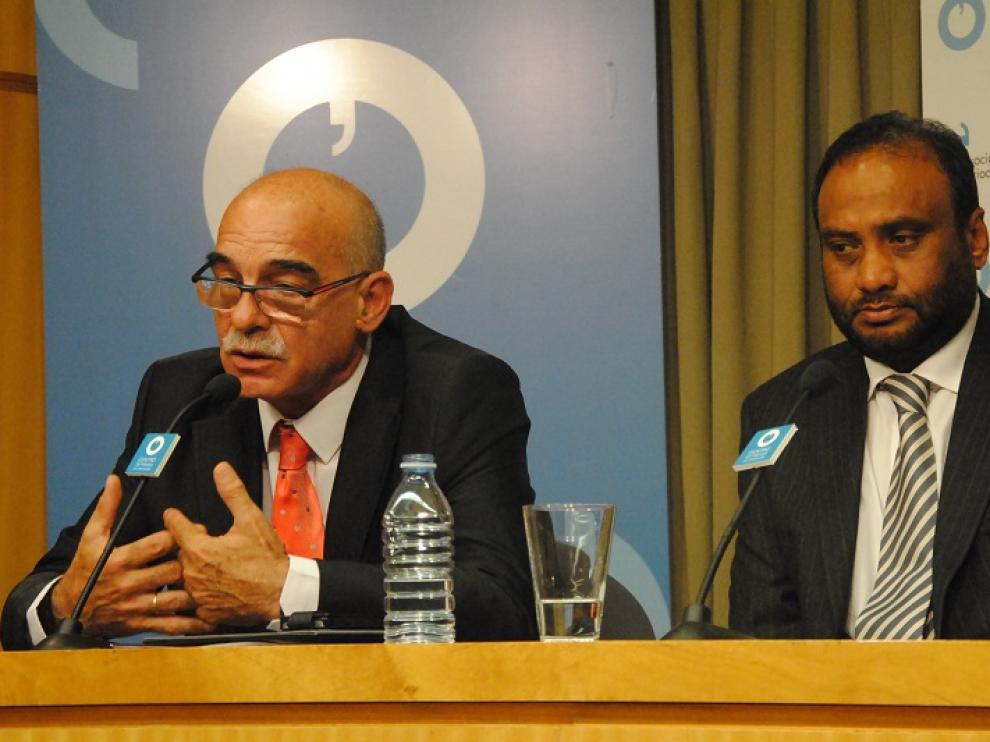 Rueda de prensa de Kadir Sheikh. Al lado, Javier Láinez
