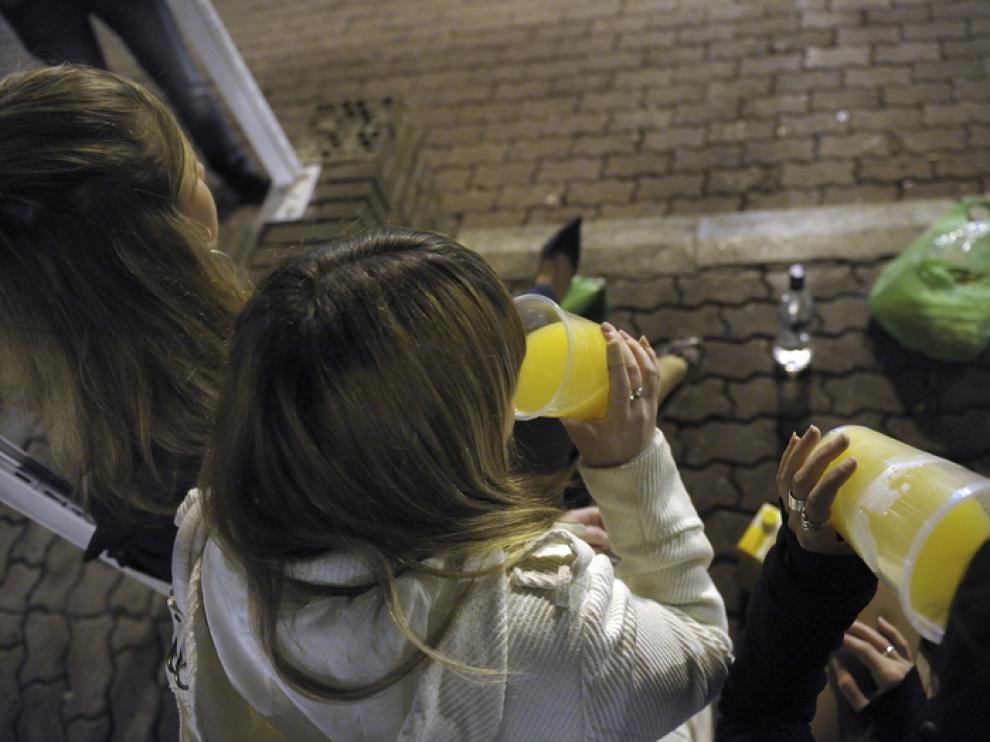 Jóvenes de botellón en Zaragoza