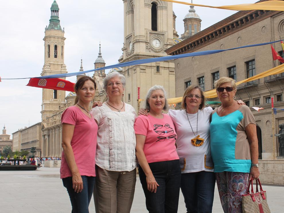 Amelia Nerín, Teresa Camacho, Pilar Gimeno, Lourdes Andreu y María José Aybar, de AMAC-GEMA, en una imagen de archivo.