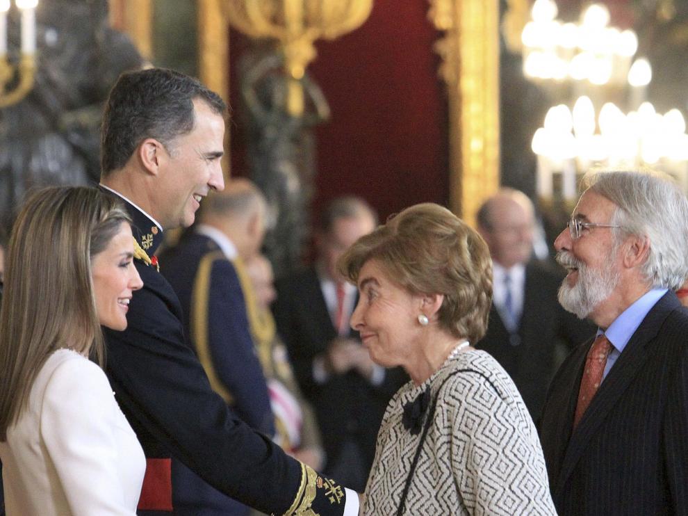 La presidenta editora de HERALDO DE ARAGÓN, Pilar de Yarza, saluda a la Reina Letizia