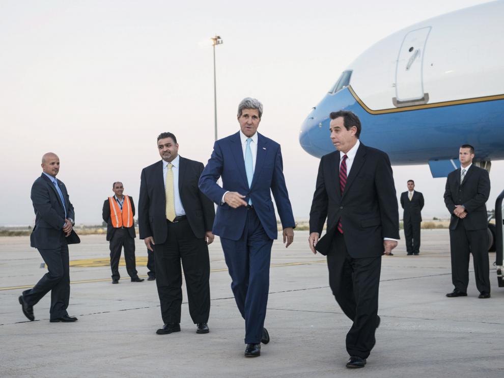 John Kerry en el aeropuerto de Bagdad en su visita sorpresa