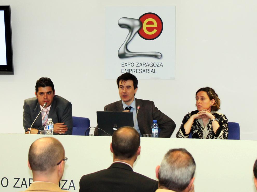 Presentación de uno de los proyectos del cluster, MIDiA, con Raúl González, de Simply (derecha), Javier Arregui, de Alliance Healthcare (centro) y María Navas, de Hiberus (izquierda)