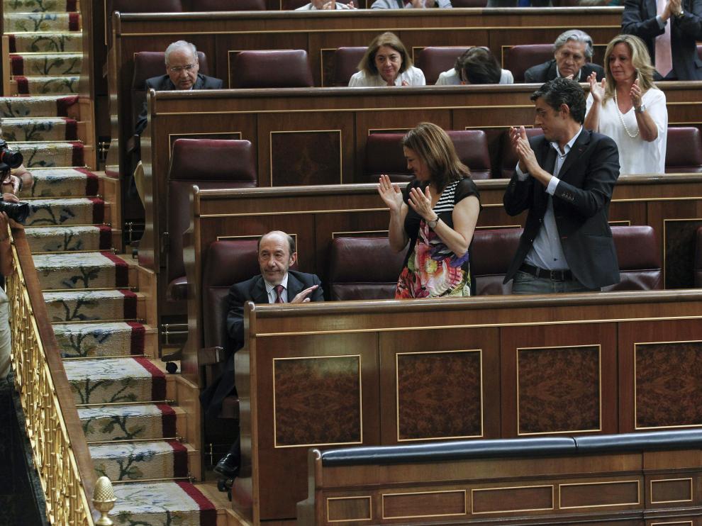 Aplauso de la bancada socialista a Rubalcaba en el Congreso