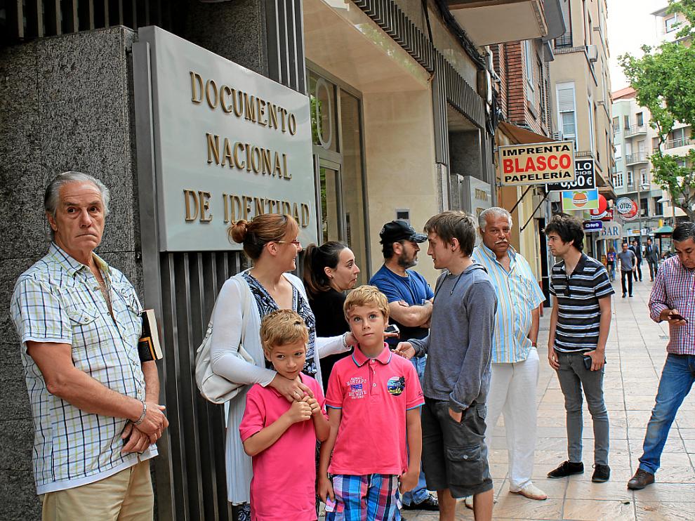Diez personas esperan en la puerta de la comisaría del paseo de Teruel para renovar su DNI.