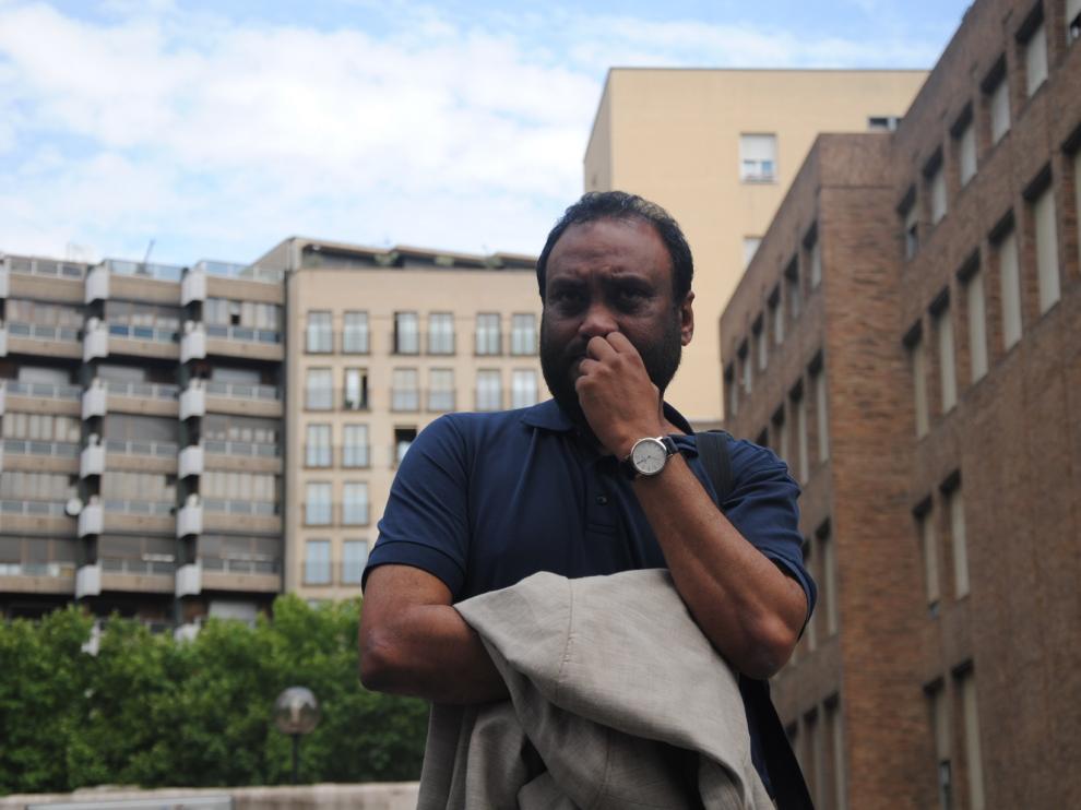 Kadir Sheikh, junto a la sede de Ibercaja en Zaragoza