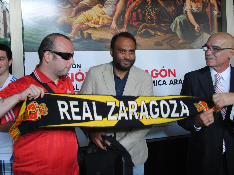 Javier Láinez y Kadir Sheikh, con un aficionado