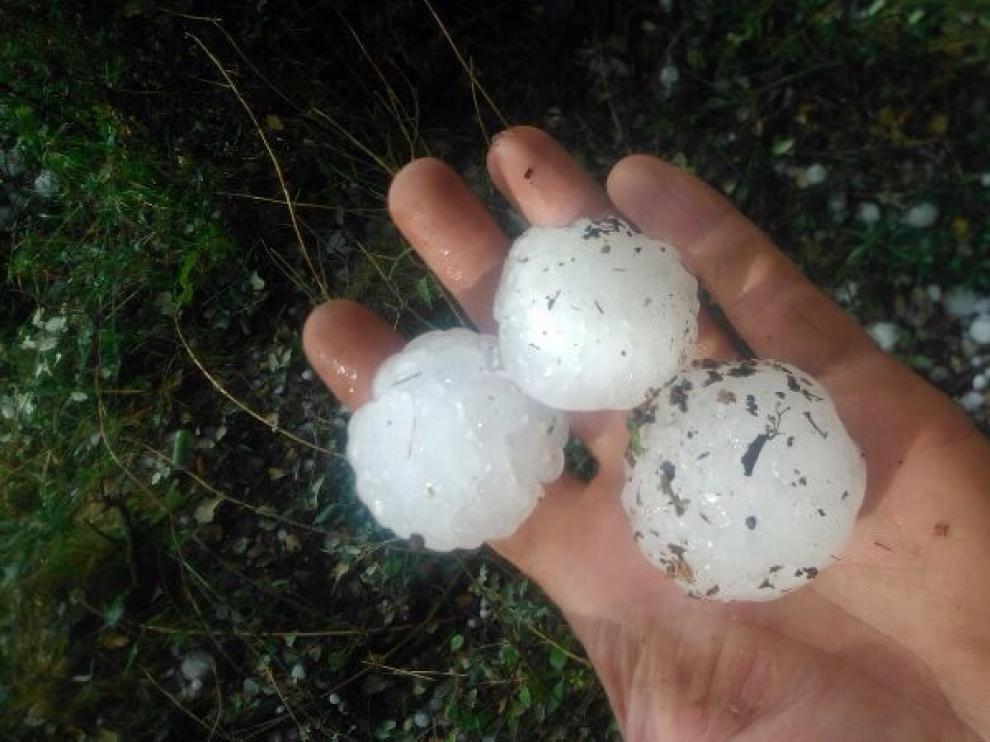 Bolas de granizo en una de las localidades afectadas este martes