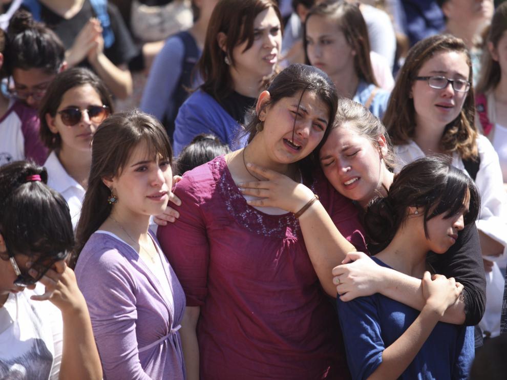 Jóvenes israelíes lloran en el funeral de los jóvenes asesinados