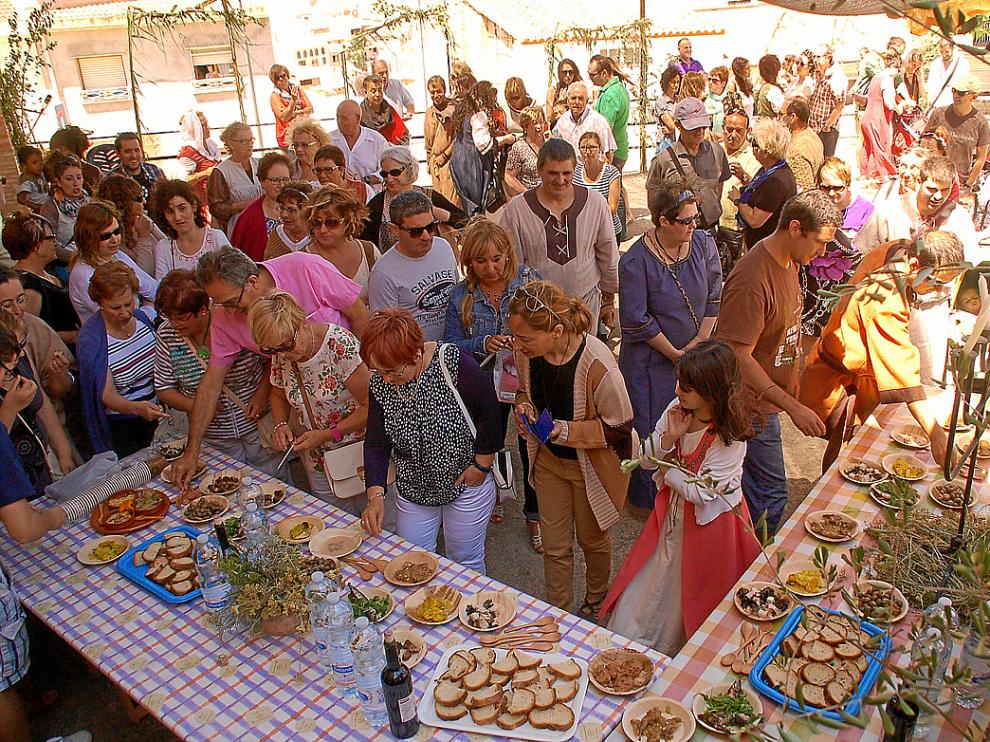 Vecinos y visitantes, durante la degustación del concurso de cocina sefardí.