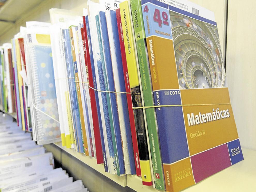 Varios lotes de libros de texto dispuestos para ser adquiridos