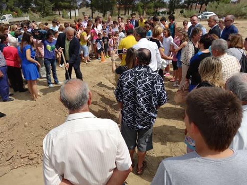 Momento de poner la primera piedra de la residencia de San Lorenzo de Flumen