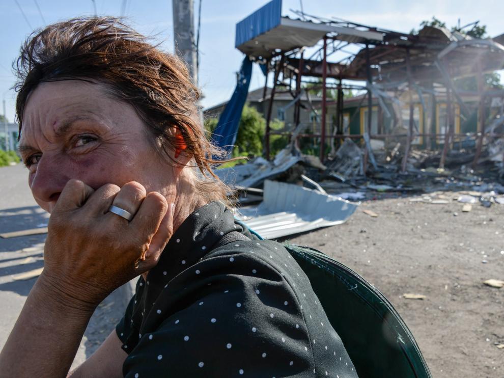 Una mujer, cerca de un edificio destruido en Donetsk