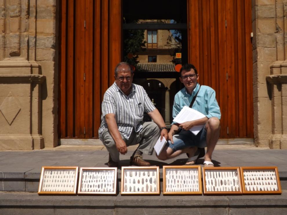Antonio Pano junto a los seis paneles donados al museo