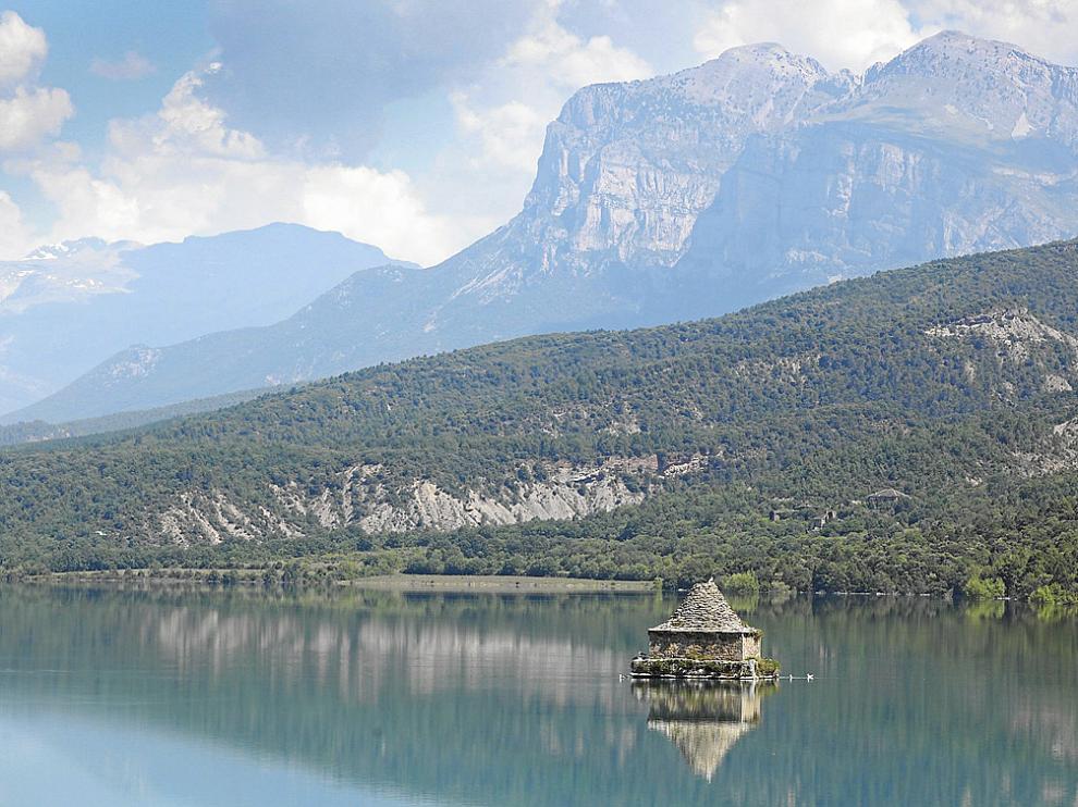 El embalse de Mediano roza el 90% de su capacidad, por lo que apenas se ve la cubierta de la torre.
