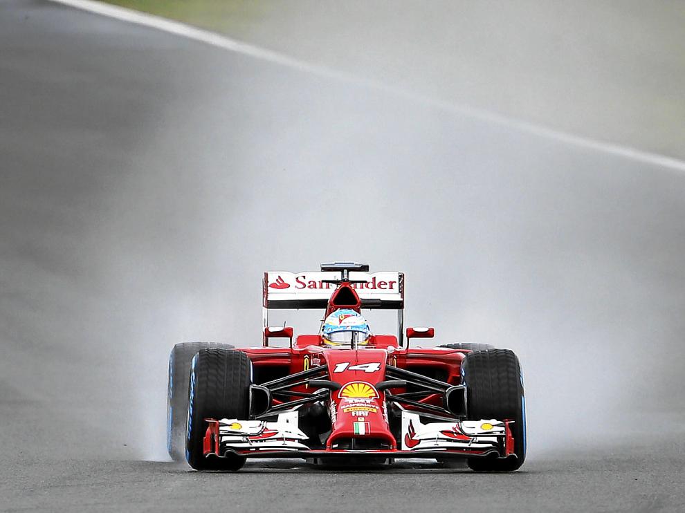 El piloto español Fernando Alonso, durante la clasificación de ayer en el GP de Gran Bretaña, en Silverstone.