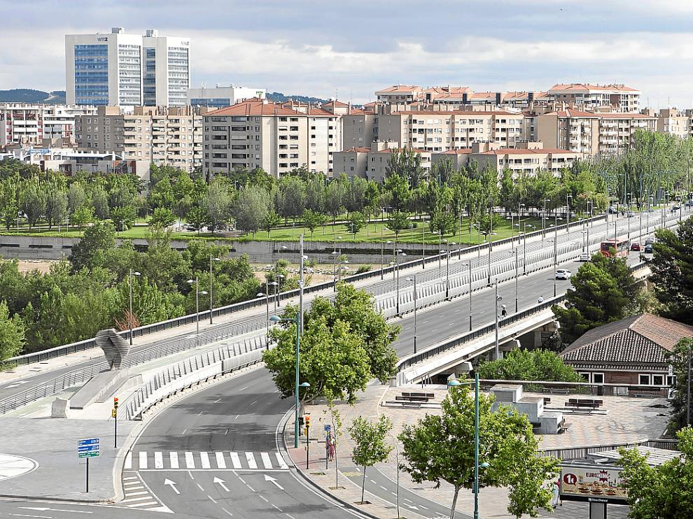 Se va a reconstruir una placa de hormigón (de un metro cuadrado) en la parte inferior del tablero. «Su misión no es aportar resistencia sino servir de encofrado al paso sobre el Ebro», explican desde el área de Infraestructuras.