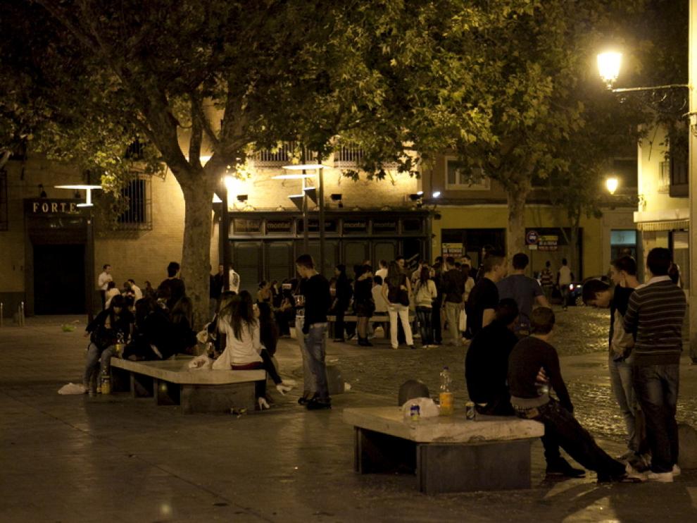 Botellón en una plaza zaragozana
