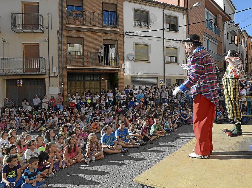 Un momento de la actuación de los payasos en el barrio del Arrabal.