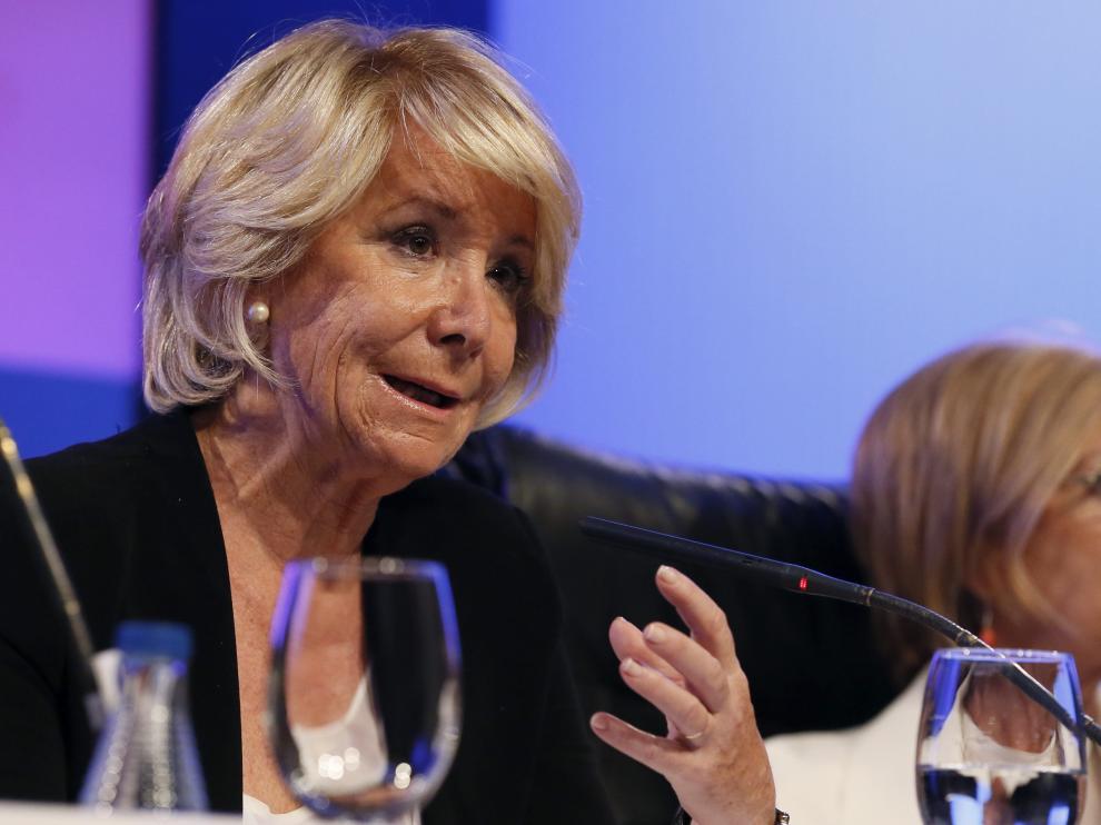 La presidenta del PP de Madrid, Esperanza Aguirre (i), junto a la portavoz y diputada de UPyD, Rosa Díez