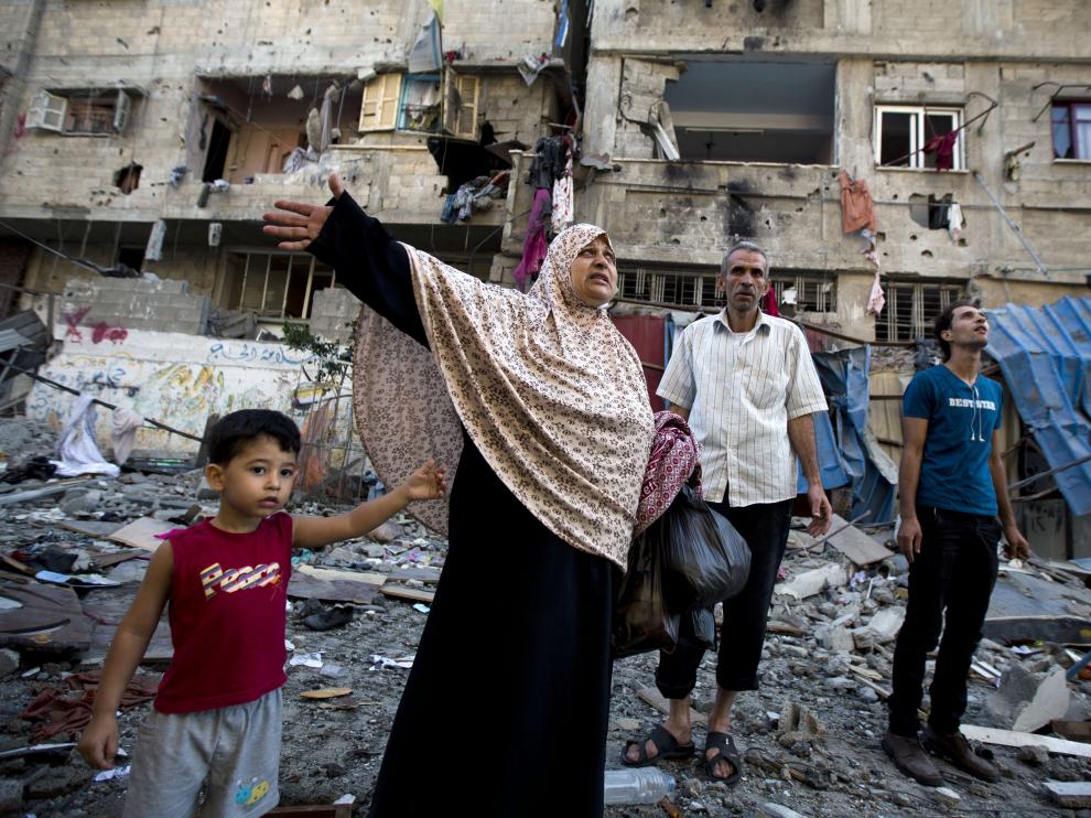 Una familia palestina ante su casa destruida en Gaza
