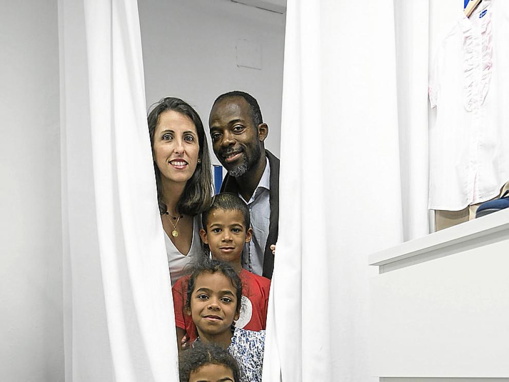 La familia Nsue-Pablos, en un probador del comercio de la madre.