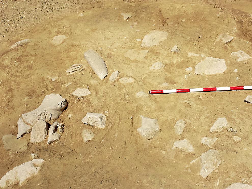 Los arqueólogos han llegado a un nivel en el que aparecen numerosos fragmentos de esculturas romanas. Cada uno de ellos es extraído con cuidado. Todo el proceso se documenta.