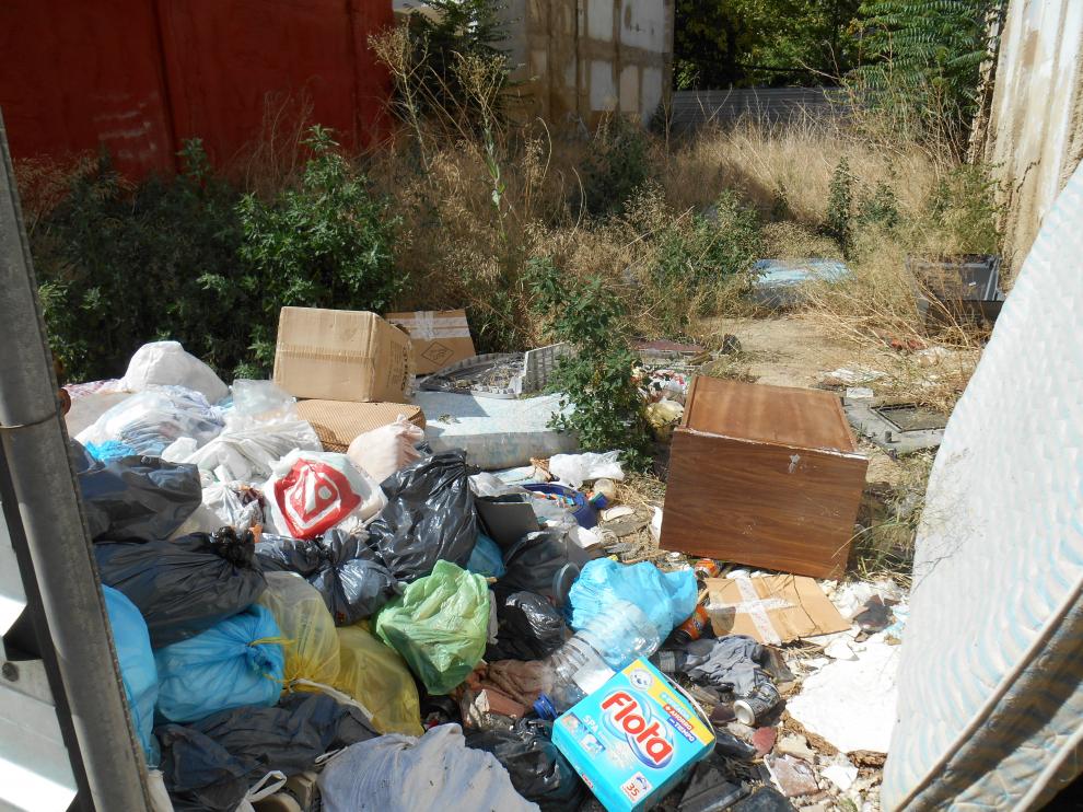 Los vecinos del barrio de Jesús denuncian la suciedad y la maleza en varios solares