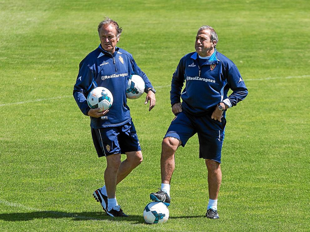 Víctor Muñoz, técnico del Real Zaragoza. A la izquierda, Raúl Longhi, segundo entrenador.