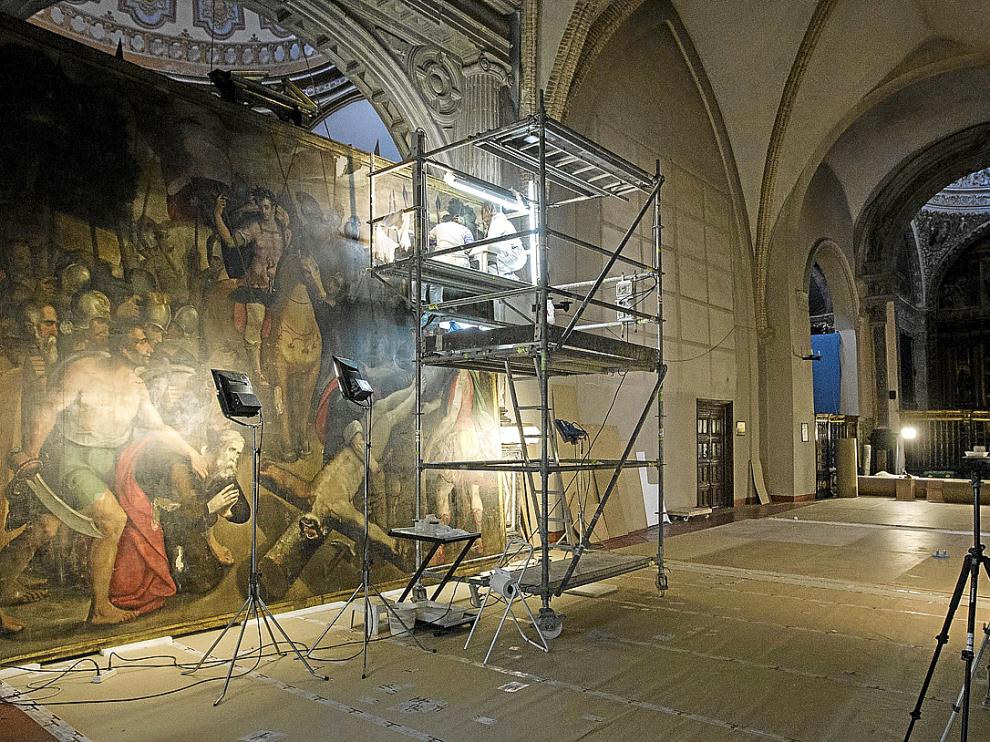 Trabajos de restauración de las puertas del retablo de San Pablo.