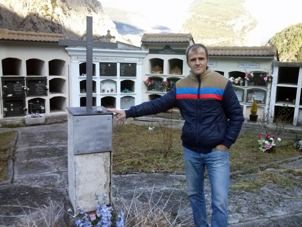 Maxi Campo junto a la Cruz en memoria de Mosén Bruno en el Cementerio de Saravillo
