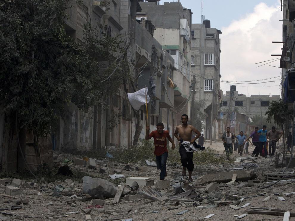 Ciudadanos palestinos intentando escapar de los ataques en Gaza