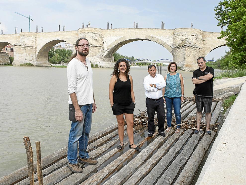 Rubén Ortega, Esther Naval, Juan Quílez, Sara Fernández y Joaquín Irigoyen, sobre la navata.