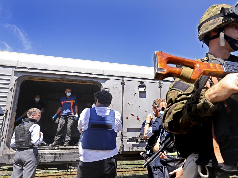 Recuperan los cuerpos del avión