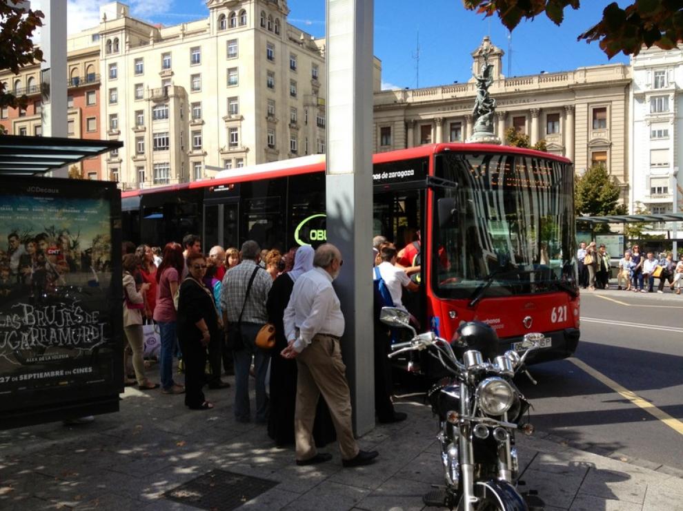 Un autobús en la parada de plaza de España.