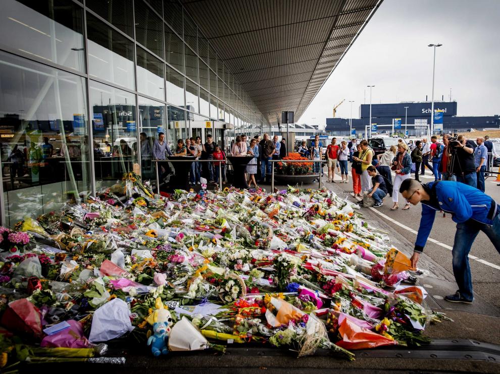 Flores en el aeropuerto de Ámsterdam en memoria de las víctimas