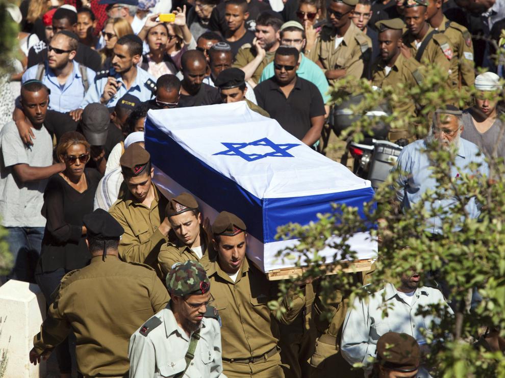 Varios soldados durante el entierro de un sargento israelí