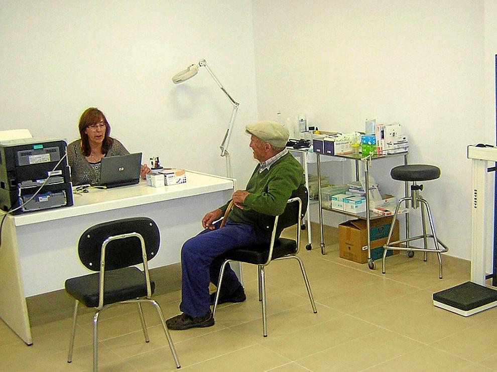 Un vecino es en el consultorio médico de Viver de la Sierra.