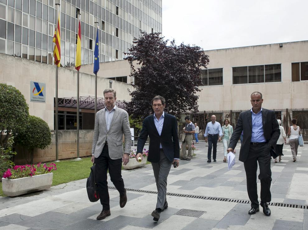José Guerra, Javier Lasheras y Luis Gamón salen de la Agencia Tributaria el pasado 4 de julio