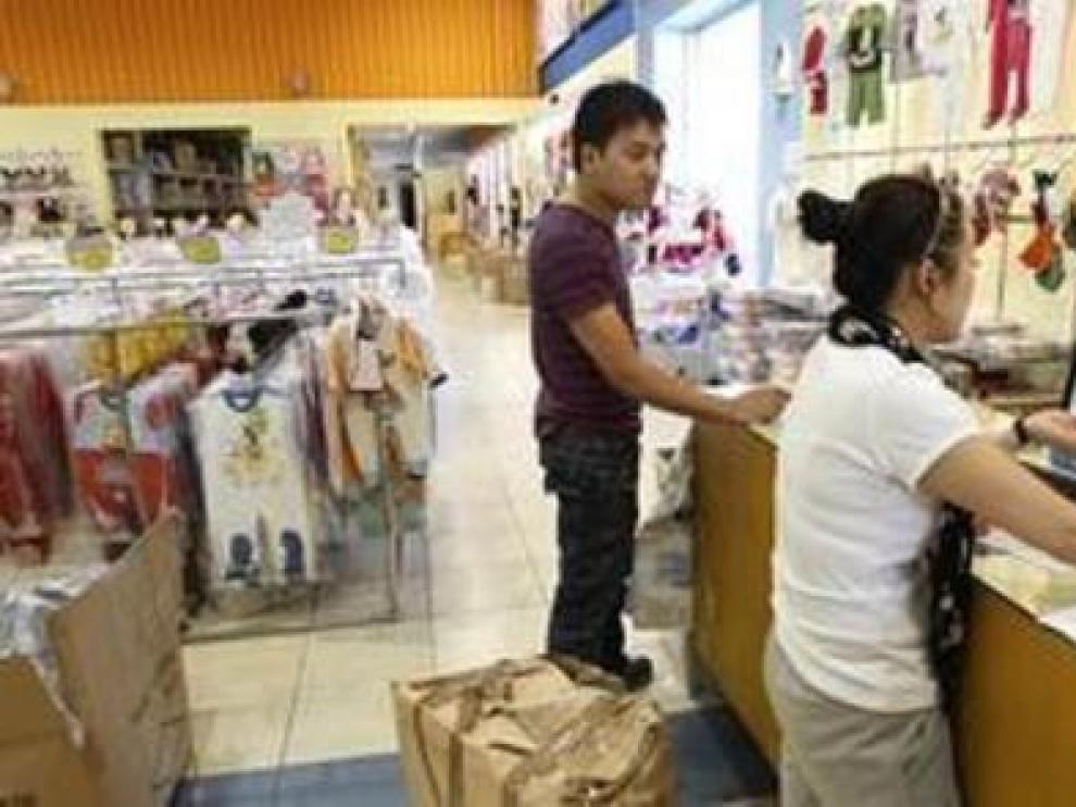 Trabajadores en un comercio chino
